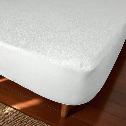 Protector de colchón impermeable de rizo 100% poliéster – Disponible en 90, 105, 135, 150 y 180 cm – Antiácaros, transpirable y ajustable hasta 28 cm – Lavable a máquina