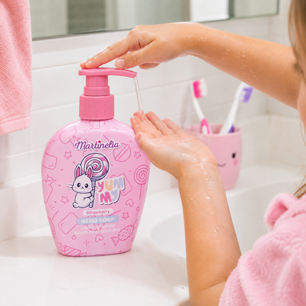 Martinelia Jabón de Manos Infantil Strawberry 250 ml, Gel Lavamanos con Dosificador, Aroma Fresa, Diseño Infantil Rosa, Higiene Diaria para Niños