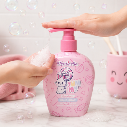 Martinelia Jabón de Manos Infantil Strawberry 250 ml, Gel Lavamanos con Dosificador, Aroma Fresa, Diseño Infantil Rosa, Higiene Diaria para Niños