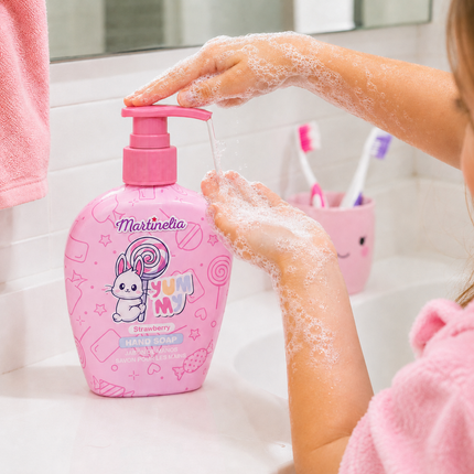 Martinelia Jabón de Manos Infantil Strawberry 250 ml, Gel Lavamanos con Dosificador, Aroma Fresa, Diseño Infantil Rosa, Higiene Diaria para Niños