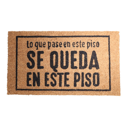 Felpudo de Coco “Lo que pase en este piso se queda en este piso” – 70×40 cm – Fibra de coco natural con base antideslizante PVC | Alfombrilla entrada interior/exterior protegido
