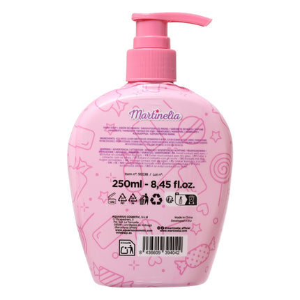 Martinelia Jabón de Manos Infantil Strawberry 250 ml, Gel Lavamanos con Dosificador, Aroma Fresa, Diseño Infantil Rosa, Higiene Diaria para Niños