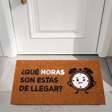 Felpudo Coco “¿Qué horas son estas de llegar?” – 70×40 cm – Fibra de coco natural con base antideslizante PVC | Alfombrilla entrada interior/exterior protegido