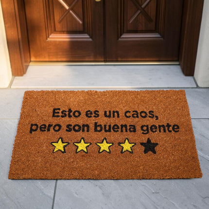 Felpudo Coco “Esto es un caos, pero son buena gente” – 70×40 cm – Fibra de coco natural con base antideslizante PVC | Alfombrilla entrada interior/exterior protegido