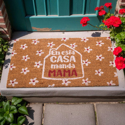 Felpudo Divertido 40x70 cm – “En Esta Casa Manda Mamá” | Fibra de Coco Natural con Base Antideslizante | Alfombra de Entrada para Exterior e Interior