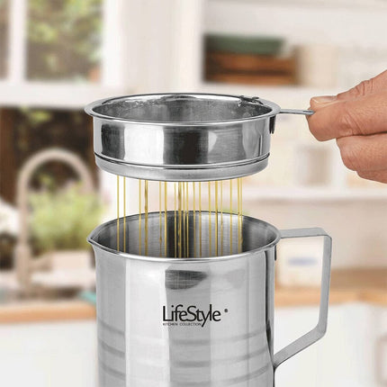 Grasera metálica de 10 cm de diámetro y 14,6 cm de altura, con filtro, asa y tapa Aceitera con colador para conservación de aceite de acero inoxidable. Recipiente para colar aceites Herramienta Ideal Para su Cocina