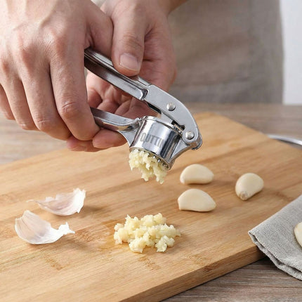 QUTTIN Prensador de Ajos Metálico, Prensa Ajos Manual de Cocina, Triturador de Ajo con Mango Ergonómico, Utensilio para Picar y Machacar Ajos