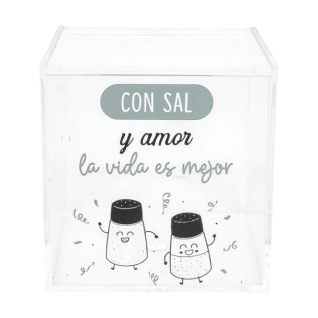Salero acrílico transparente con mensaje «Con sal y amor la vida es mejor», diseño cuadrado decorativo para cocina y mesa, ideal para guardar sal fina, gruesa o en escamas 10X10X10 cm