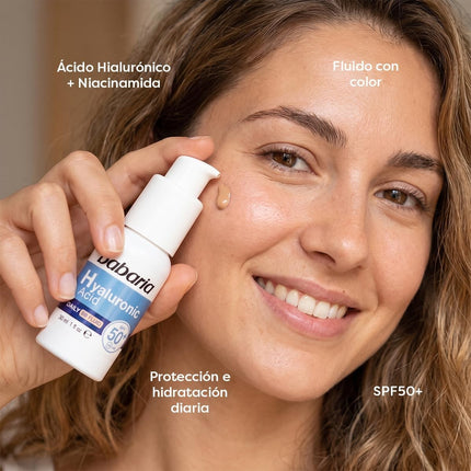 Babaria Hyaluronic Acid Daily BB Fluid SPF50+, Fluido Facial con Color, Ácido Hialurónico, Niacinamida, Protección Solar Alta, 30 ml